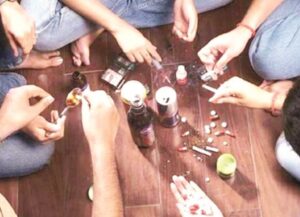 नशे-की-ओर-बढ़-रहे-भारतीय-बच्चे-फोटो-प्रतीकात्मका